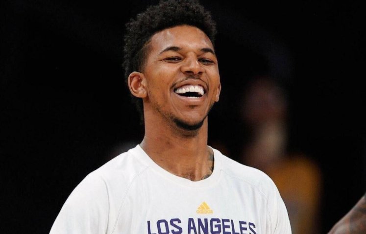 巴蒂：劳塔罗和小蜘蛛可以一起上，但其中一人必须做出牺牲（巴蒂：劳塔罗与小蜘蛛能同场竞技，但须有一人为团队让步）